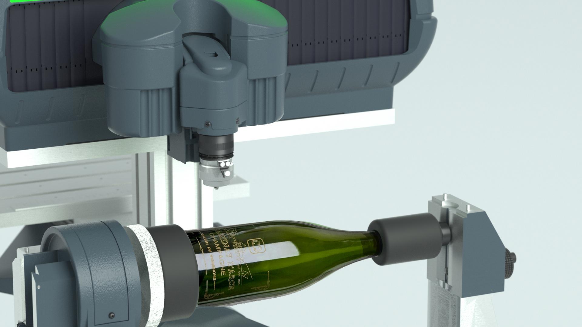 Incisione di bottiglie di vino mostrata su un Pantografo cnc installato in un dispositivo rotante