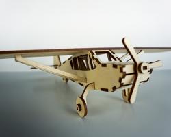 Materiale laser per l'incisione del legno, tagliato in pezzi per creare un piano.