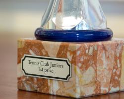 Trofeo personalizzato con targa realizzata con materiale per incisione Gravolase™ Metallics