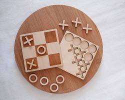 Taglio del legno al laser per creare un gioco del tris in legno