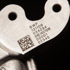 Codice DataMatrix e numeri di serie marcati al laser su un componente metallico lavorato a macchina