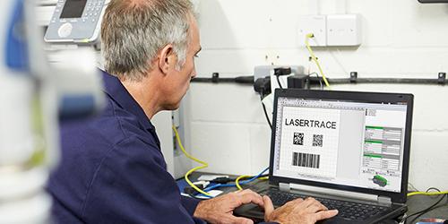 Un uomo che utilizza il software di pilotaggio Gravotech Lasertrace