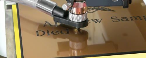 Incisione di una targa commemorativa con un pantografo per targhette funebri M20