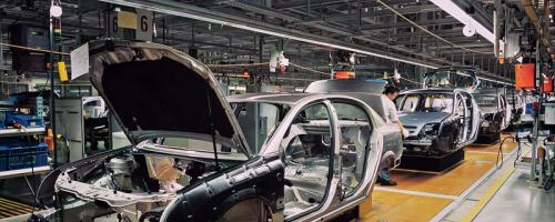 Linea di produzione automobilistica che mostra l'assemblaggio della carrozzeria e la tracciabilità in azione