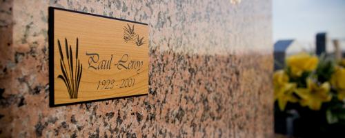 Targa commemorativa in legno realizzata con un pantografo per targhette funebri