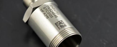 Componente metallico contrassegnato con codice Datamatrix e numero di serie