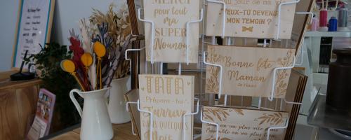 Collezione di biglietti d'auguri in legno con incisione personalizzata