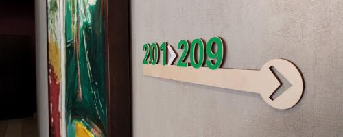 Segnaletica per interni di un hotel realizzata con il taglio laser da taglio