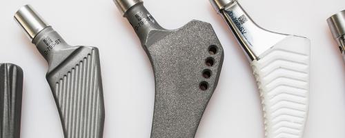 Protesi d'anca con marcatura metallica comprendente Datamatrix e numero di serie