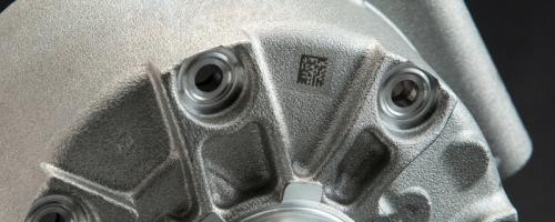 Un pezzo di metallo con marcatura a matrice di dati