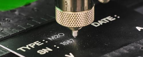 Targhetta di marcatura CE realizzata con soluzione per l'incisione rotary