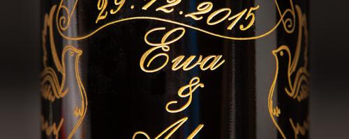 Bottiglia di vino incisa con macchina per incisione rotativa