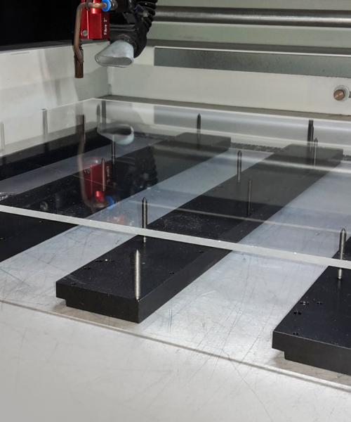 Taglio acrilico con supporto per taglio laser