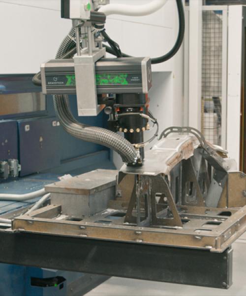 Incisore laser fibra e sistema Mini-Inline per l'incisione di un'identificazione permanente su un componente automobilistico in alluminio
