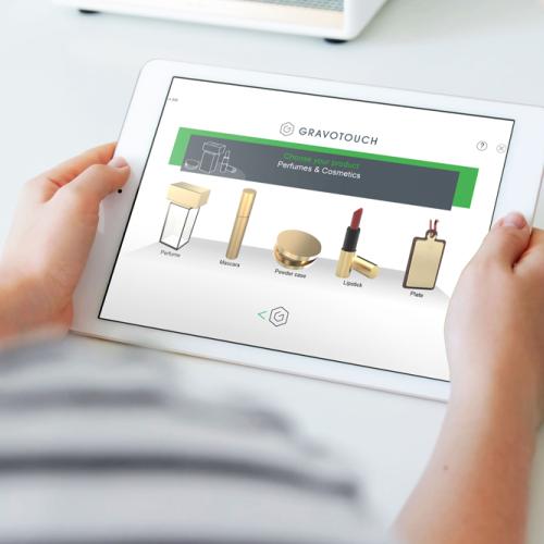 Una tavoletta che mostra le opzioni di incisione di cosmetici per profumi e articoli per il trucco con il software Gravotouch