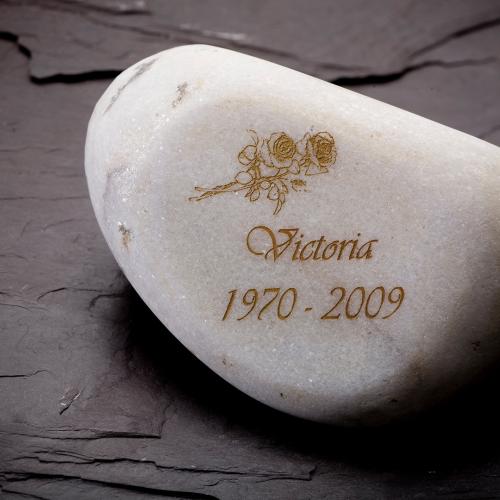 Pietra funeraria incisa