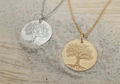 Collane a medaglione con incisione dell'albero della vita in oro e argento su sfondo strutturato