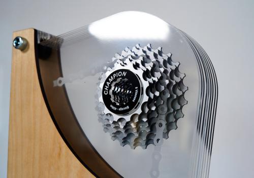 Trofeo in acrilico con attrezzatura da bici, realizzato con incisore laser co2