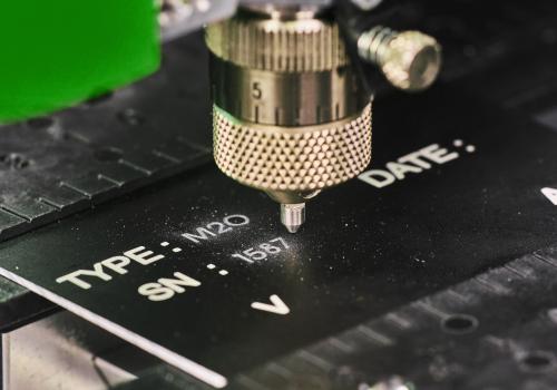 Targhetta di marcatura CE realizzata con soluzione per l'incisione rotary