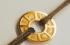 Medaglione gioiello personalizzato in oro con incisione dei segni zodiacali, legato a un braccialetto in cordoncino nero