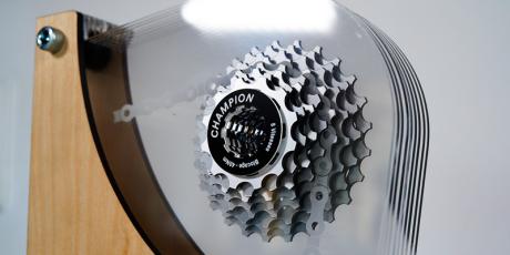 Trofeo in acrilico con attrezzatura da bici, realizzato con incisore laser co2