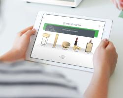 Una tavoletta che mostra le opzioni di incisione di cosmetici per profumi e articoli per il trucco con il software Gravotouch