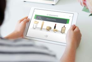 Una tavoletta che mostra le opzioni di incisione di cosmetici per profumi e articoli per il trucco con il software Gravotouch
